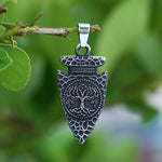 Pendentif viking flèche arbre de vie sans chaîne sur fond de verdure