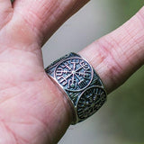 Anneau viking de la boussole nordique porté au doigt