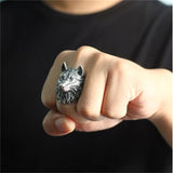 Bague loup viking fenrir portée au doigt