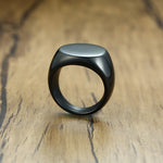 Bague viking fer de main noir sur la tranche