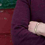 bracelet viking homme sobre et épuré couleur argent coileur or porté par un garçon couleurs qui s'adapte à toutes les tenues