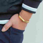 bracelet viking homme sobre et épuré couleur argent coileur or porté par un garçon