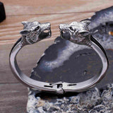 Bracelet viking Loup Fenrir debout sur un présentoir en firme de pierre