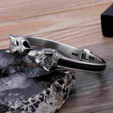 Bracelet viking Loup Fenrir coiché sur le présentoir en forme de pierre
