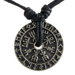 Pendentif vegvisir et runes symboles couleur argent - fond noir