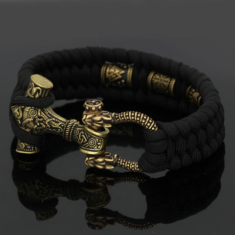 Bracelet viking Marteau de Thor sur fond noir brillant