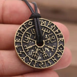 pendentif viking vegvisir et runes symboles couleur or fond noir