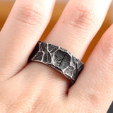 bague runes vikings portée au doigt