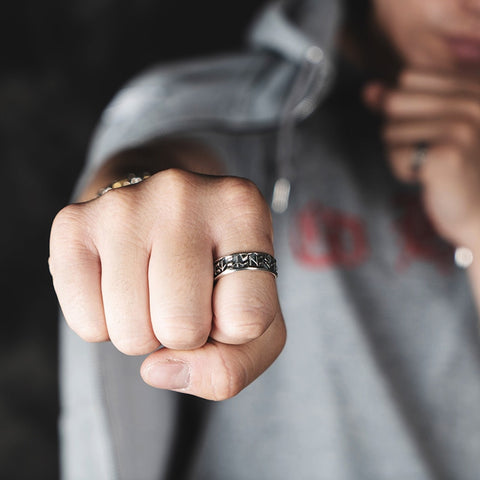 anneau nordique argentée de runes porté au doigts