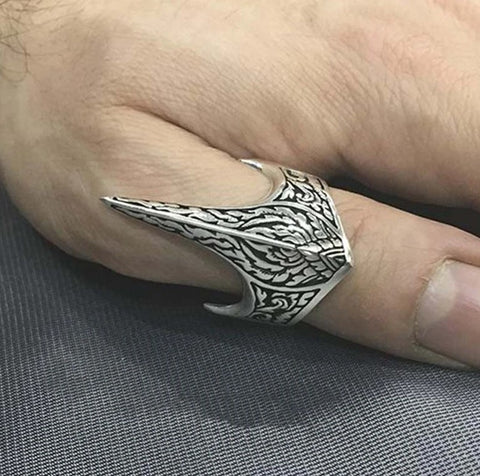 bague viking griffe porté sur un doigt d'homme