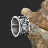 bague viking loup fenrir accroché à un rocher