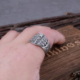 Bague viking runes portée au doigt