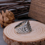 Bague viking runes sur présentoir bois
