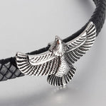 Bracelet aigle viking en cuir et acier inoxydable Fermeture magnétique vue en détail de l'aigle métallique  