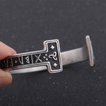 bracelet nordique ouvert gravure des runes en couleur argent sur fond noir