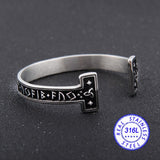 bracelet nordique runes argent et triquetra sur fond noir. bracelet torque ouvert