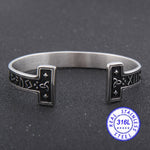 Bracelet viking torque gravure runes triquetras argent sur fond noir acier inoxydable