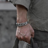 photographie bracelet au poing