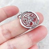 Pendentif rotatif en argent arbre de vie Yggdrasil dans une main