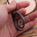 Forme\motif : spirale Taille du pendentif : 42*42*4mm Collier avec pendentif Type de métaux : alliage de zinc - Longueur de collier ajustable- couleur du pendentif foncé