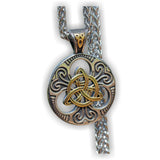 pendentif viking triquetra or et argent avec chaine sur fond blanc