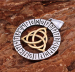 Pendentif triquetra or et cercle de runes argenté sans collier sur pierre