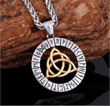 Pendentif triquetra or et cercle de runes argenté avec collier sur fond blanc