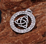 Pendentif triquetra et cercle de runes argentés sans collier sur pierre