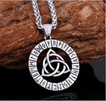 Pendentif triquetra et cercle de runes argentés avec collier sur pierre