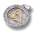 Pendentif triquetra or et cercle de runes argenté sans collier sur fond blanc