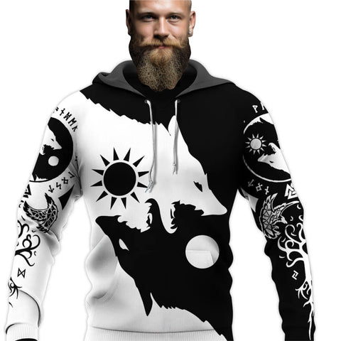 sweat-shirt nordique avec loup, arbre de vie, runes, corbeaux porté par un homme