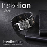 bracelet cuir noir symbole triskelion nordique argent fermoir clipsable posé sur table avec cahiers