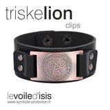 bracelet viking plaque triskele et runes cuivre cuir noir clips sur fond blanc