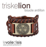 bracelet viking plaque triskele et runes couleur or cuir marron boucle ardillon sur fond blanc
