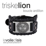 bracelet viking plaque triskele et runes couleur argent cuir noir boucle sur fond blanc