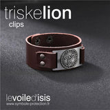 bracelet cuir marron symbole triskelion nordique Ag fermoir clipsable posé sur table avec cahiers