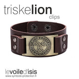 bracelet viking plaque triskele et runes bronze cuir marron clips sur fond blanc