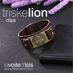 bracelet cuir marron symbole triskelion nordique or fermoir clipsable posé sur table avec cahiers