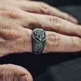 Chevalière viking ornée du sceau du loup fenrir - bague nordique portée sur le doigt de l'ndex d'une main d'homme