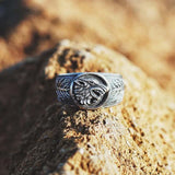 Chevalière viking ornée du sceau du loup fenrir - bague sur éléments minéraux typiquement scandinaves