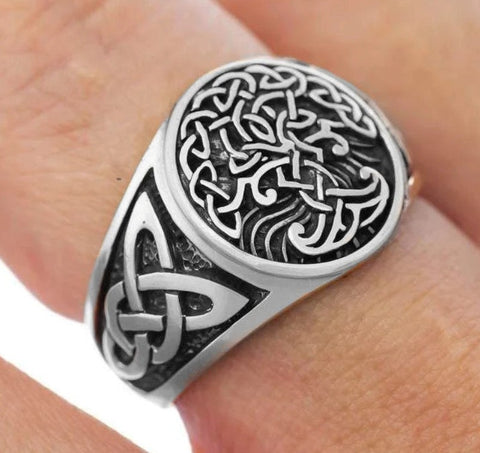 bague nordique Yggdrasil - bijou arbre de vie nordique - anneau porté par un doit d'homme