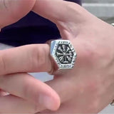 bague viking vegvisir porté par un homme