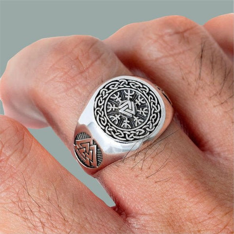 chevalière viking valknut aegishjalmur - bague de guerrier nordique - anneau sigillaire - porté au doigt majeur d'une main d'homme
