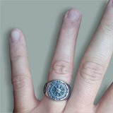 chevalière viking symboles du valknut et de l'aegishjalmur en sceau - bijou pourté à l'annulaire dune main de femme