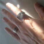 chevalière marteau de thor porté à l'index de la main d'un homme avec un anneau à l'annulaire 