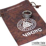 chevalière viking bijou posé sur sac en cuir