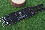 bracelet manchette viking en cuir ornée du symbole nordique du Mjolnir, le marteau de thor - photo sur herbes - vue de du bracelet dans son intégralité - avec système de fermetur