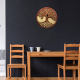 Horloge nordique murale en bois, arbre de vie viking Yggdrasil - horloge fixé au dessus d'une table de cuisine