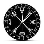 horloge murale viking avec impression du symbole nordique du Vegvisir et des 24 signes runique de l'alphabet sacré du futhark ancien - vue de face sur fond blanc