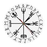 horloge murale viking avec impression du symbole nordique du Vegvisir et des 24 signes runique de l'alphabet sacré du futhark ancien - vue de face sur fond blanc - design de l'horloge nordique